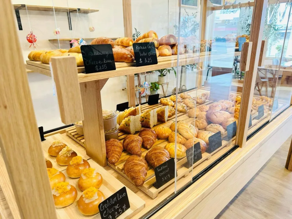 Khay bánh mới ra lò tại Quán Phương Hân